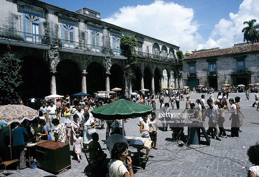 Khu chợ trời ở quảng trường phía trước nhà thờ Đức mẹ Đồng trinh Maria Vô nhiễm Nguyên tội.