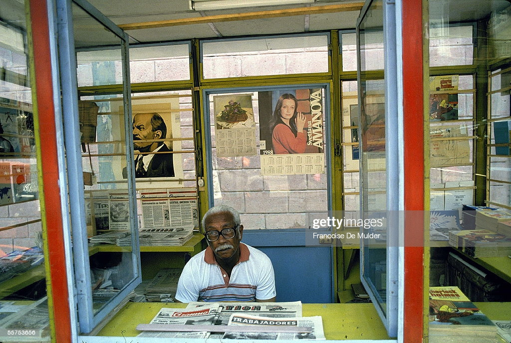 Sạp báo vỉa hè Havana.