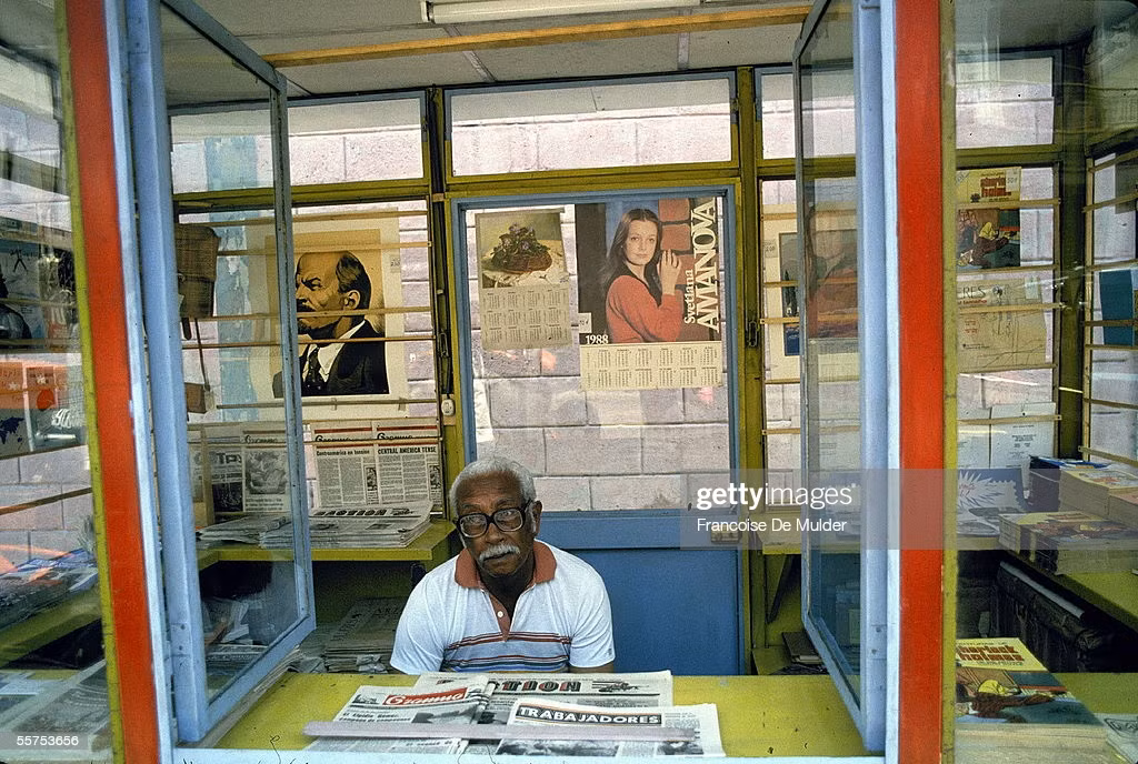 Sạp báo vỉa hè Havana.