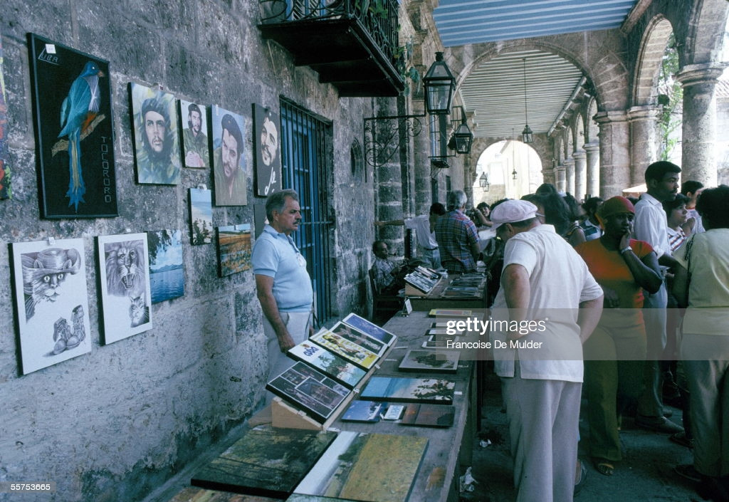 Cửa hàng tranh ảnh ở khu vực quảng trường nhà thờ.