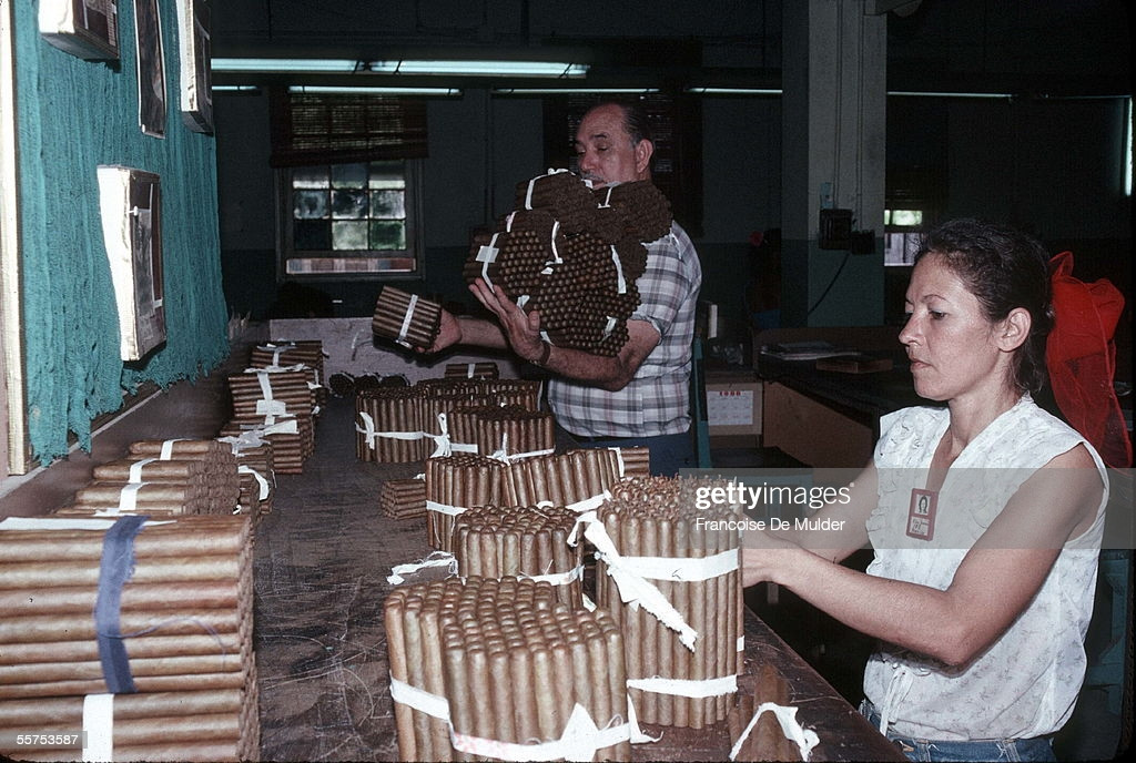 Bên trong một xưởng sản xuất xì gà.