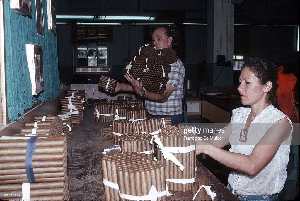 Bên trong một xưởng sản xuất xì gà.