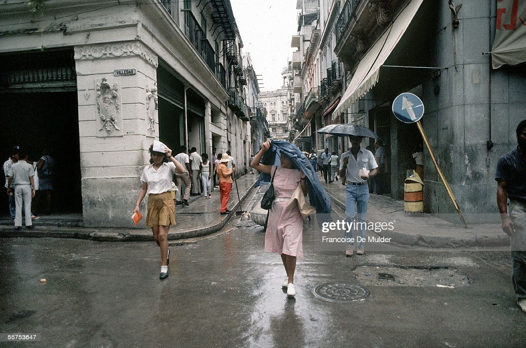 Mưa rơi trên phố.