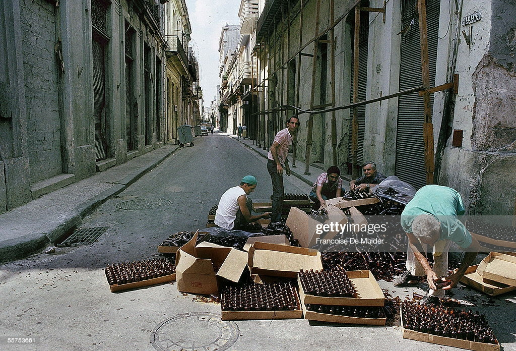 Các nam giới phân loại vỏ chai trên đường phố.