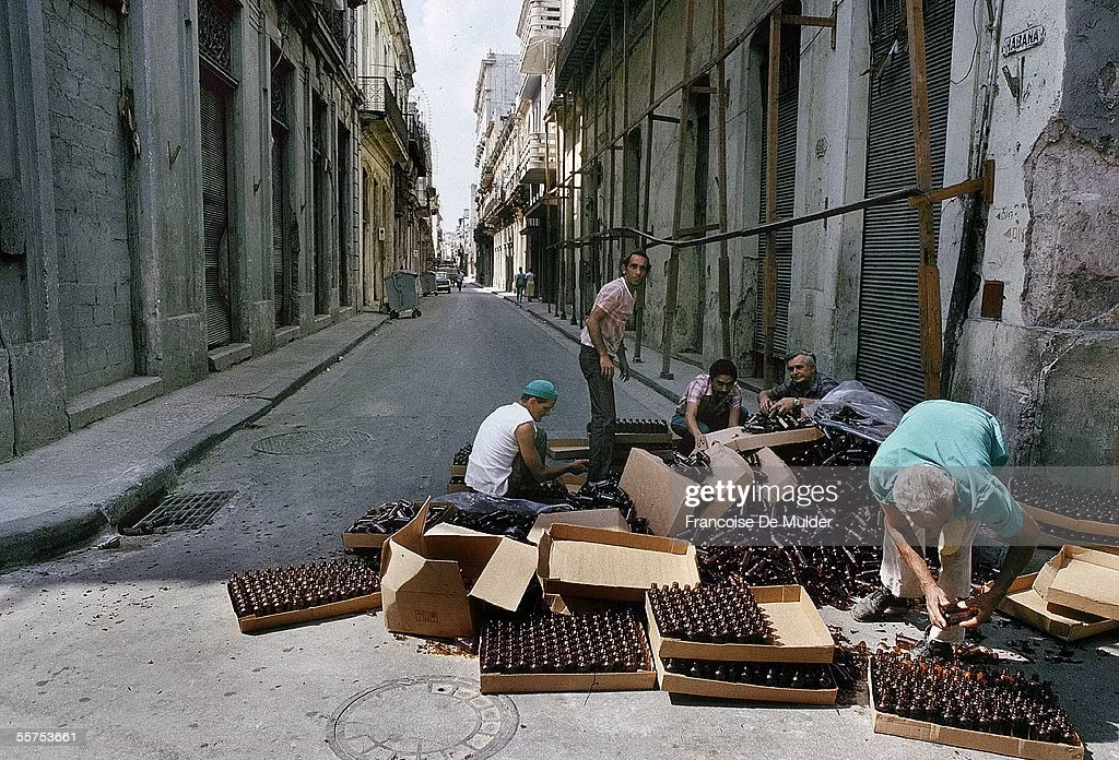 Các nam giới phân loại vỏ chai trên đường phố.