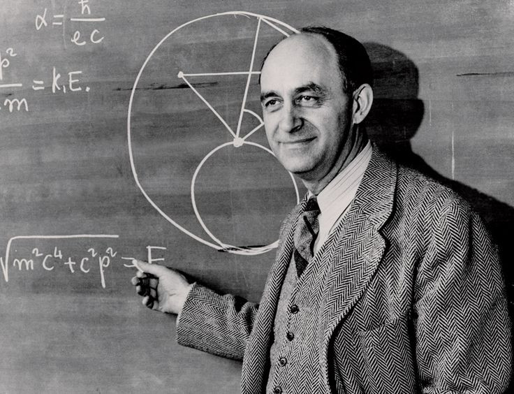 Khi đó, nhà vật lý lưu vong người Italia Enrico Fermi đã gặp gỡ các quan chức hải quân Mỹ tại Đại học Columbia để thảo luận về việc sử dụng các vật liệu phân hạch cho mục đích quân sự.