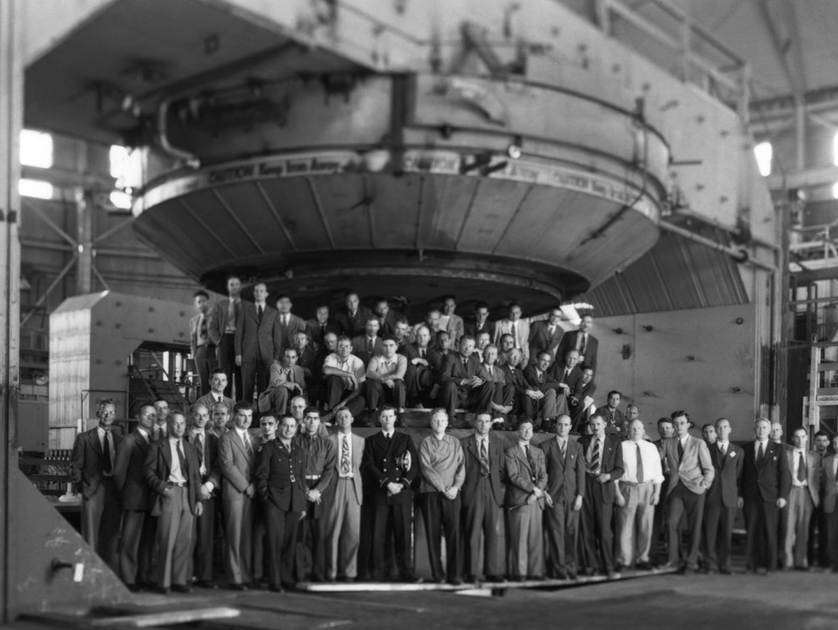 Được đặt tên là Manhattan, nơi cuộc nghiên cứu bắt đầu, dự án được tiến hành trên nhiều địa điểm trong thời kỳ đầu của hoạt động thăm dò mang tính lý thuyết. Đại học Chicago, các phản ứng phân hạch dây chuyền đầu tiên đã khởi động thành công.