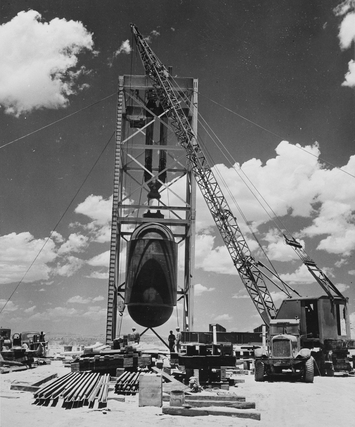 Vào sáng ngày 16/7/1945, quả bom nguyên tử đầu tiên đã được kích nổ trên sa mạc New Mexico, cách thành phố Santa Fe gần 200 km về phía Nam.