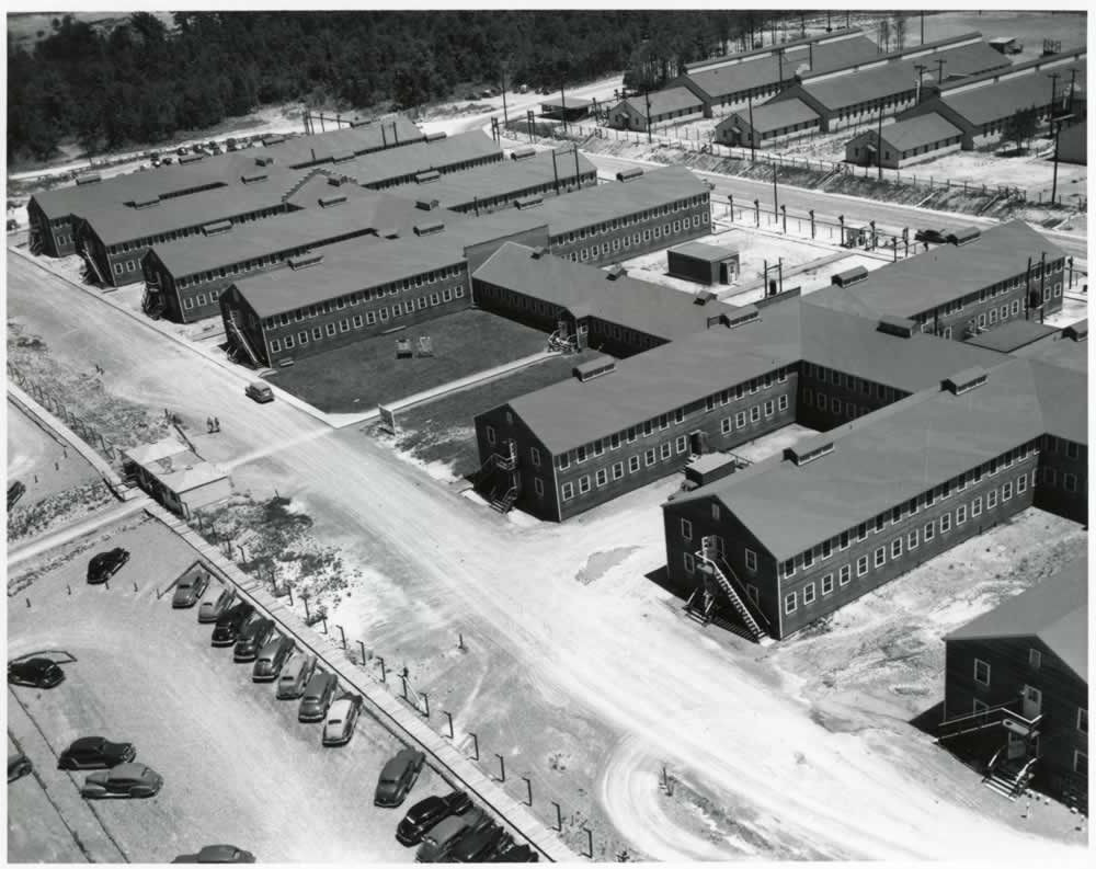 Sau đó dự án được chuyển tới sa mạc New Mexico. Tại đây, hố sâu ngăn cách giữa lý thuyết và thực nghiệm đã không còn, khi những vấn đề như tạo ra được một vụ nổ hạt nhân và thiết kế một quả bom có thể chuyên chở được giải quyết.