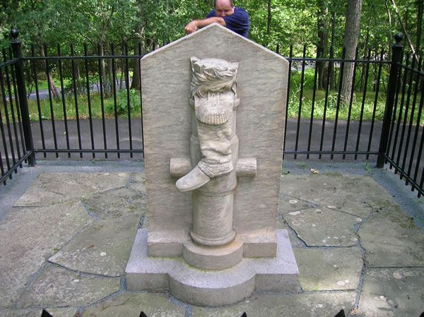 Vào năm 1887, một đài tưởng niệm Benedict Arnold đã được dựng tại Mỹ. Công trình có hình cái chân, hàm ý ghi nhận chuyện viên tướng phản bội này từng chiến đấu quên minh và bị gãy chân trong cuộc chiến chống quân Anh ở đồn phía Tây ngày 7/10/1777.