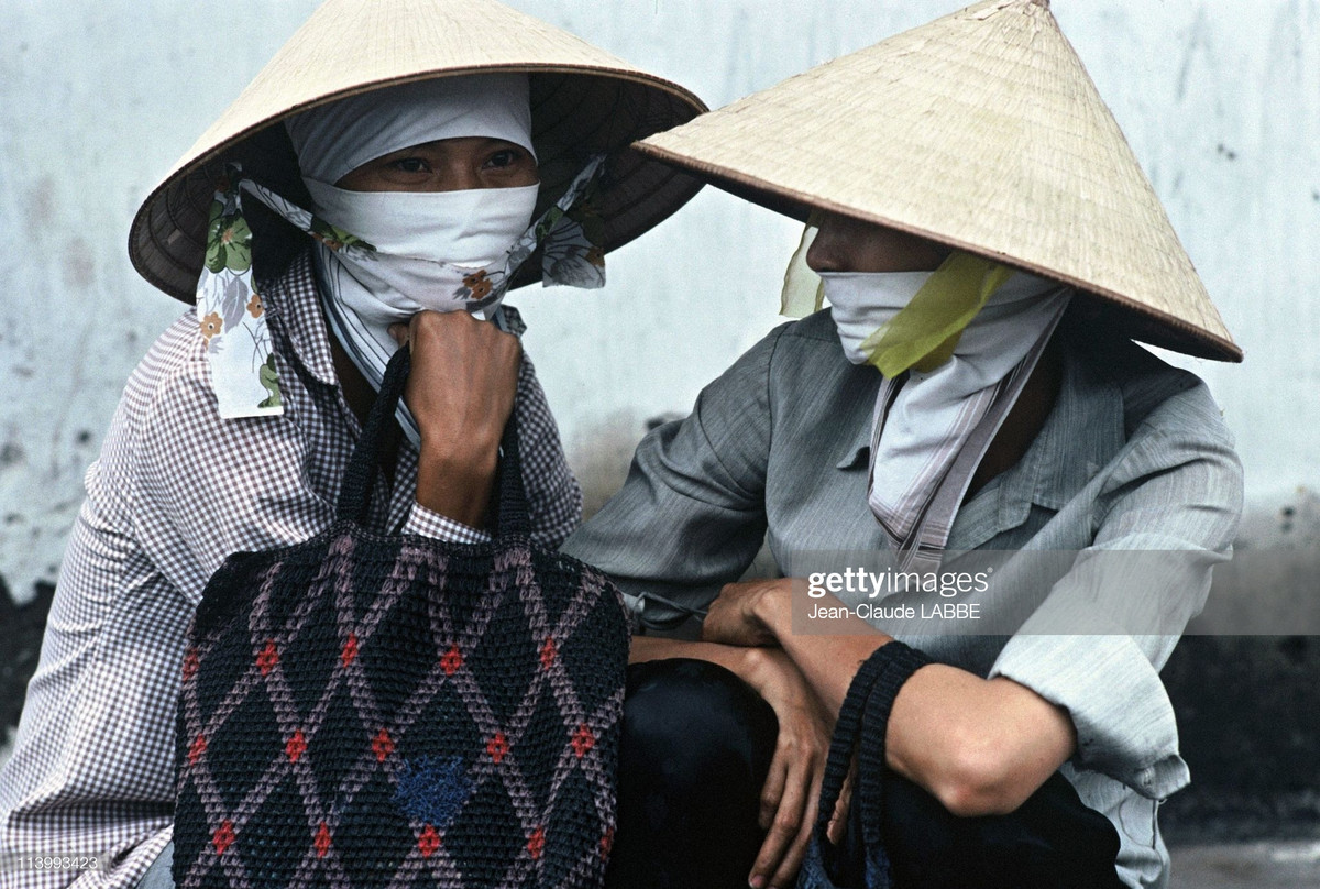 Hai nữ công nhân gần mỏ than Cẩm Phả, Quảng Ninh.