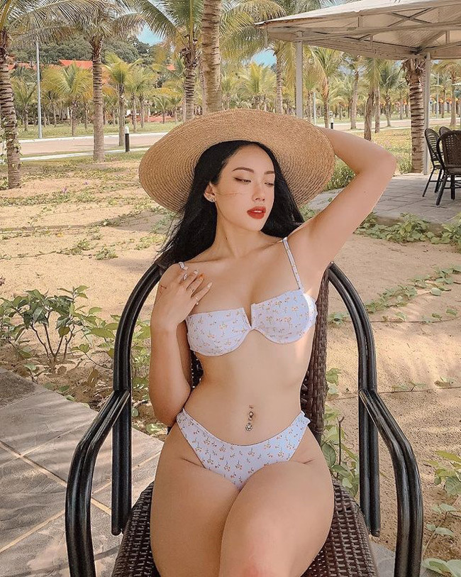 Nặng 61kg cộng thêm chiều cao 1m68, Hoàng Yến mang vẻ ngoài lực lưỡng. Cô bị mọi người mỉa mai là "chân to như cột đình", vóc dáng thô kệch, mất cân đối.