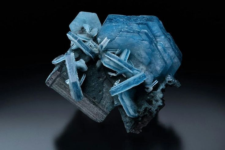 Nghĩ rằng đây là một vật lạ có giá trị hai em đem bán cho một người lái buôn đồ đồng nát với giá bán tương đương 30 USD. Người lái buôn này tính gọt vật tỏa ánh sáng màu xanh thành một mỹ trang để tặng vợ.