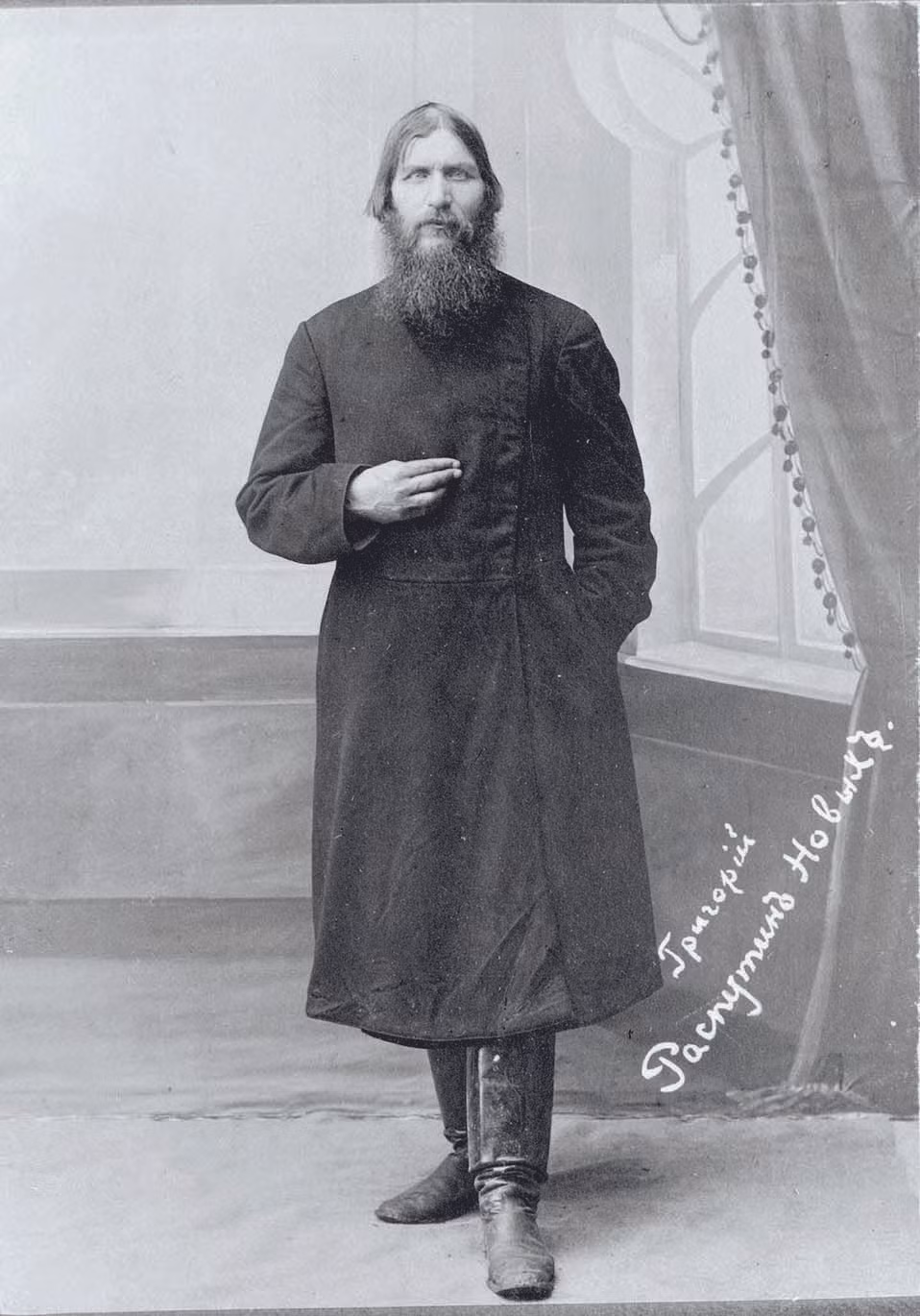 Lo sợ về quyền lực ngày càng tăng của Rasputin, một nhóm quý tộc, do hoàng tử Felix Youssupov, chồng của cháu gái Sa hoàng, và Thái công Dmitri Pavlovich, người anh họ cả của Sa hoàng, đã dụ Rasputin đến cung điện Youssupov để ám sát vào đêm 29/12, rạng sáng ngày 30/12/1916.