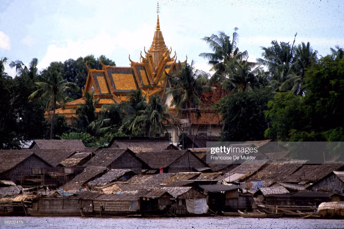 Ngôi chùa nằm gần làng nổi trên sông Mekong, Phnom Penh.