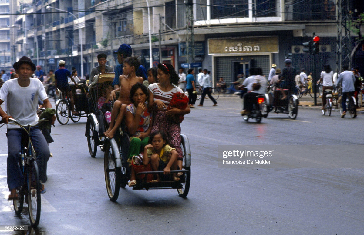 Đường phố ở trung tâm thủ đô Phnom Penh, Campuchia năm 1989. Ảnh: Francoise de Mulder/ Getty Images.