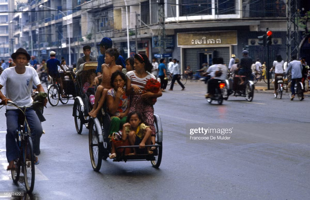 Đường phố ở trung tâm thủ đô Phnom Penh, Campuchia năm 1989. Ảnh: Francoise de Mulder/ Getty Images.