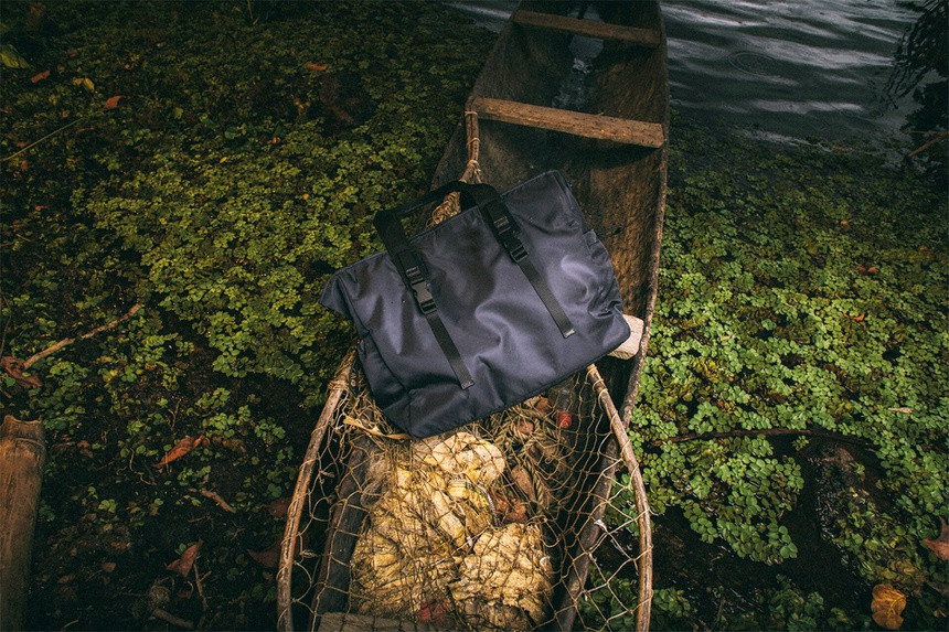 Quai la hang tram chiec tui hang hieu bi cat rach va vut xuong bien