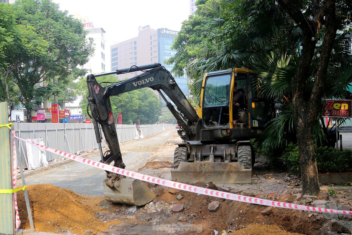 Đoạn hàng rào tôn dựng lên trên đường Trần Đăng Ninh có chiều dài khoảng 200m.