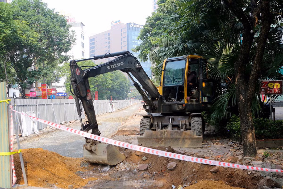 Đoạn hàng rào tôn dựng lên trên đường Trần Đăng Ninh có chiều dài khoảng 200m.