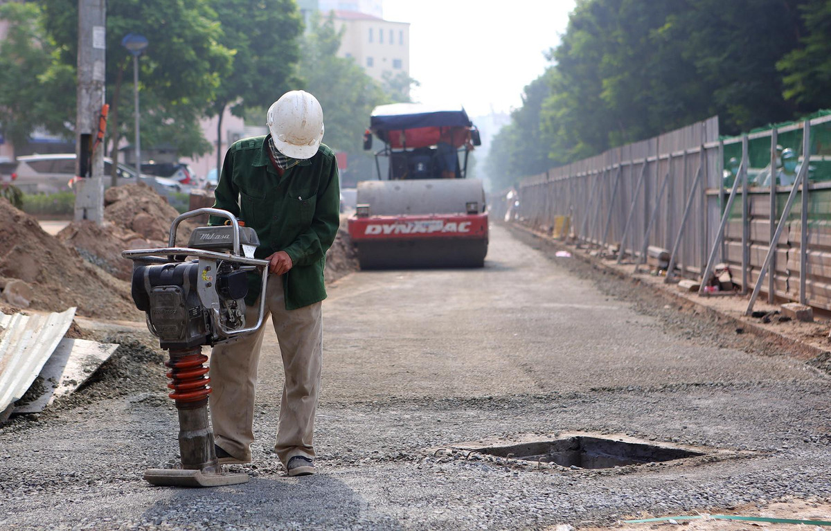 Đơn vị thi công sẽ xây dựng mới hệ thống thoát nước bên phải tuyến, chỉnh trang hệ thống cây xanh theo quy hoạch đã được phê duyệt.