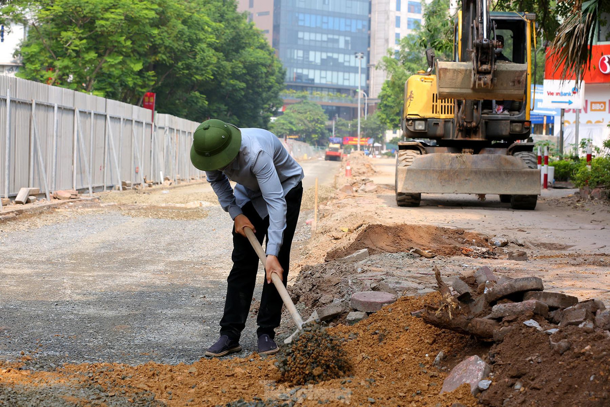 Công nhân đang khẩn trương thi công các hạng mục của công trình.