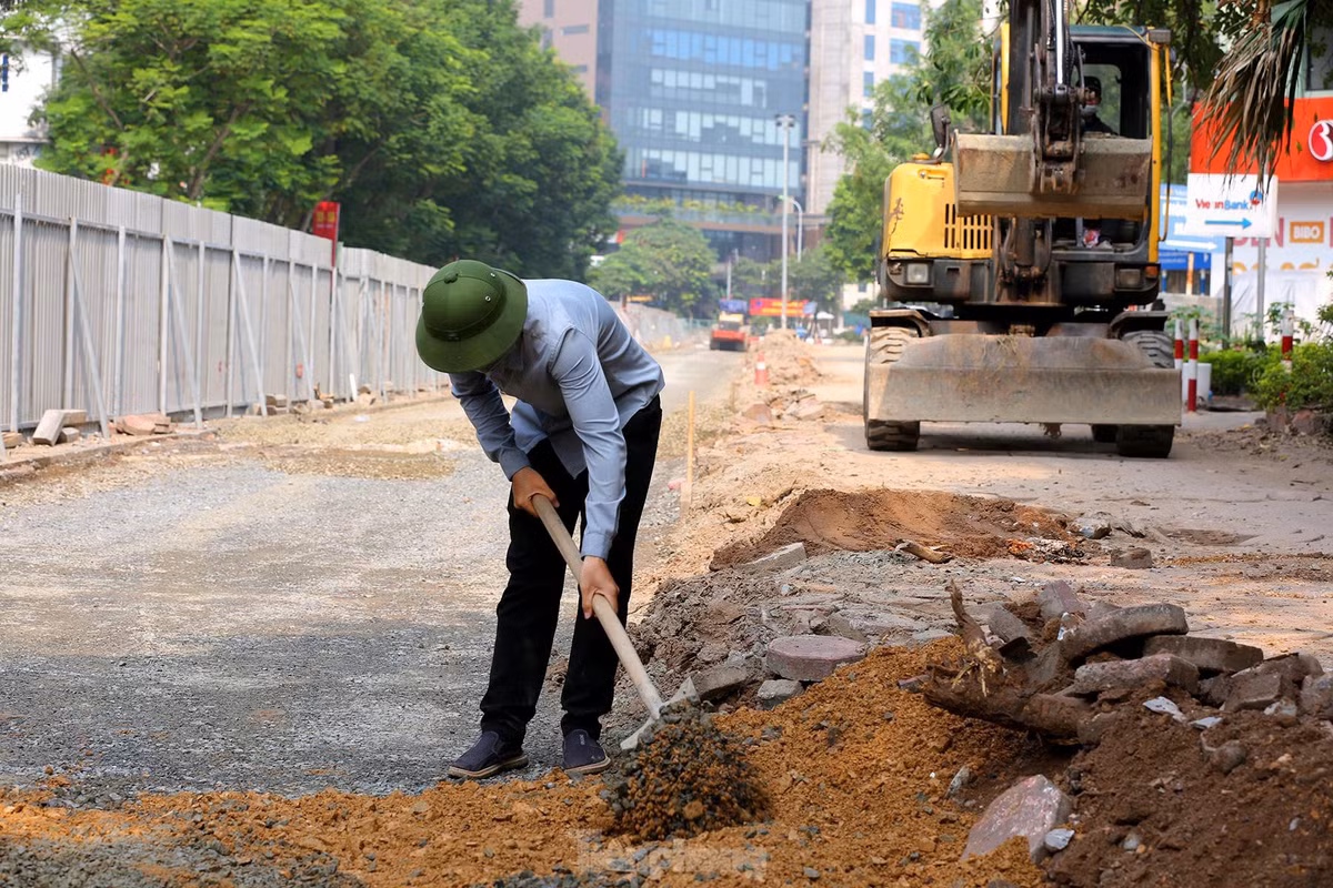 Công nhân đang khẩn trương thi công các hạng mục của công trình.