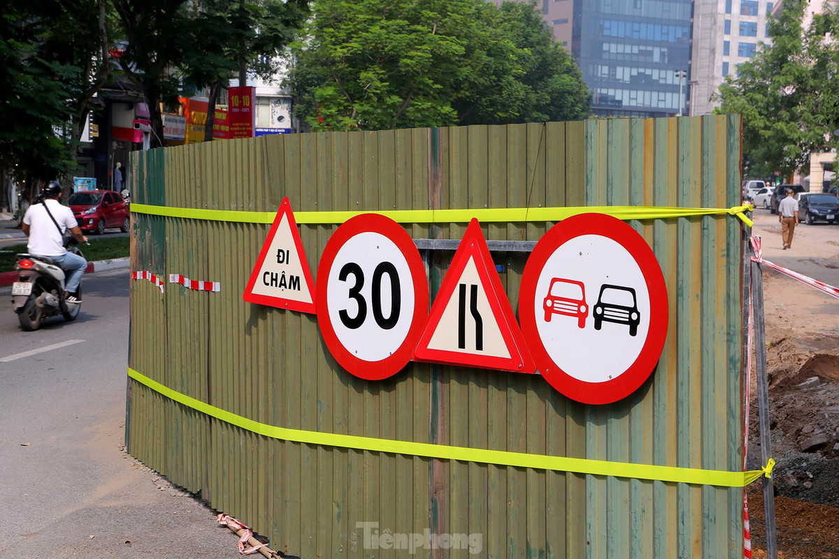 Từ ngày 6/10, đơn vị thi công đã lắp đặt biển báo chỉ dẫn, hướng dẫn phân luồng từ xa cho các phương tiện tại vòng xuyến Chùa Hà - Nguyễn Khánh Toàn - Trần Đăng Ninh, tại các vị trí quay đầu ở dải phân cách giữa trên đường Trần Đăng Ninh và tại vị trí rào chắn để đảm bảo an toàn giao thông.