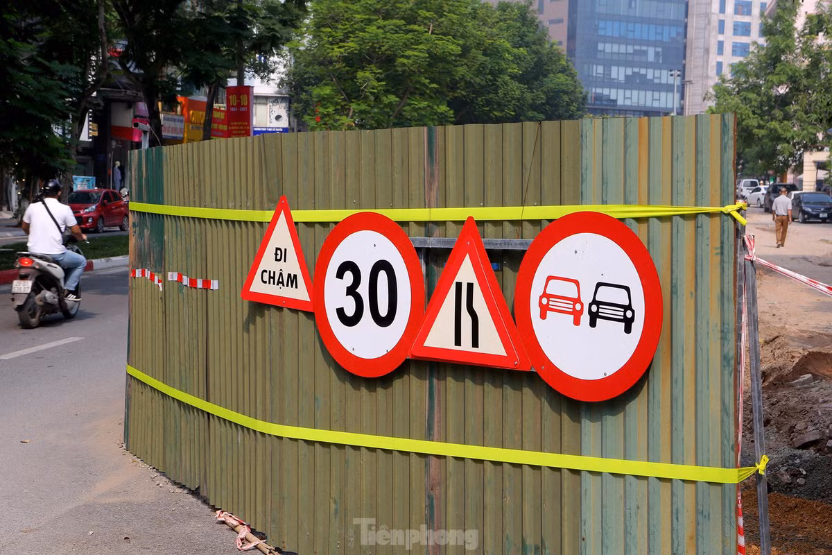 Từ ngày 6/10, đơn vị thi công đã lắp đặt biển báo chỉ dẫn, hướng dẫn phân luồng từ xa cho các phương tiện tại vòng xuyến Chùa Hà - Nguyễn Khánh Toàn - Trần Đăng Ninh, tại các vị trí quay đầu ở dải phân cách giữa trên đường Trần Đăng Ninh và tại vị trí rào chắn để đảm bảo an toàn giao thông.