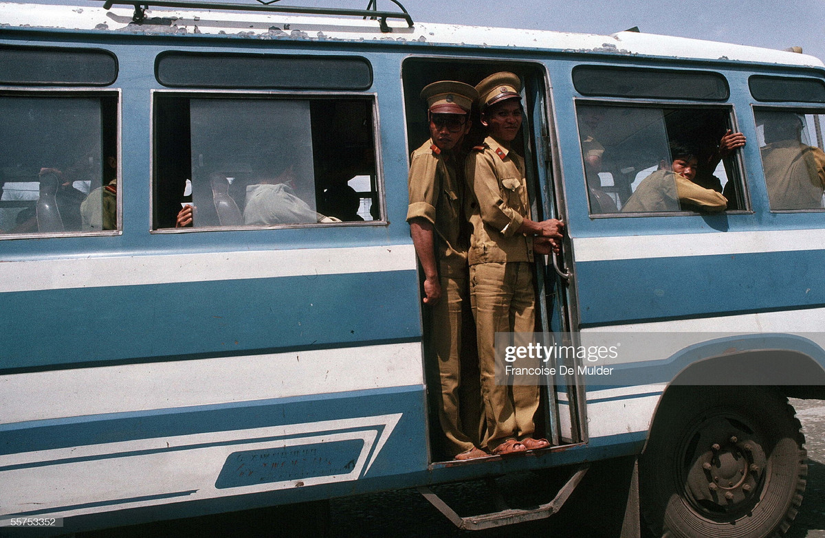 Hai cảnh sát đứng ở cửa một chiếc xe buýt, Hà Nội năm 1989. Ảnh: Francoise De Mulder/ Getty Images.