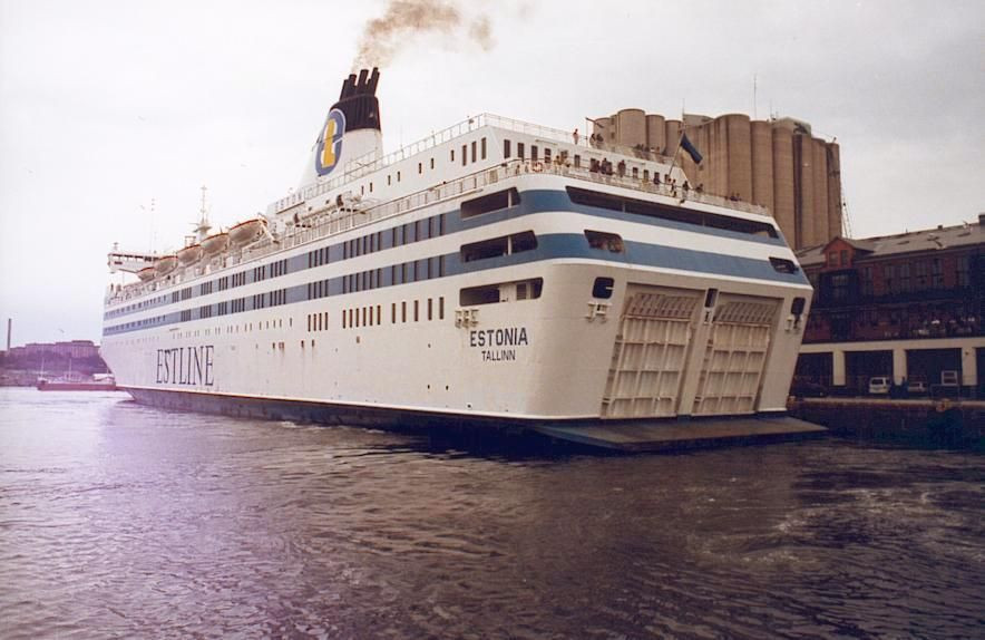 Tàu Estonia được chế tạo ở Đức, khi đó đang trên hành trình qua đêm từ Tallinn, thủ đô của Estonia, đến Stockholm, Thụy Điển. Địa điểm chìm là ngoài khơi Phần Lan. Khi đó, Estonia là điểm đến du lịch phổ biến với giá cả phải chăng cho người Thụy Điển.