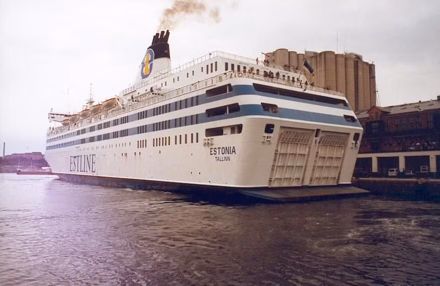 Tàu Estonia được chế tạo ở Đức, khi đó đang trên hành trình qua đêm từ Tallinn, thủ đô của Estonia, đến Stockholm, Thụy Điển. Địa điểm chìm là ngoài khơi Phần Lan. Khi đó, Estonia là điểm đến du lịch phổ biến với giá cả phải chăng cho người Thụy Điển.