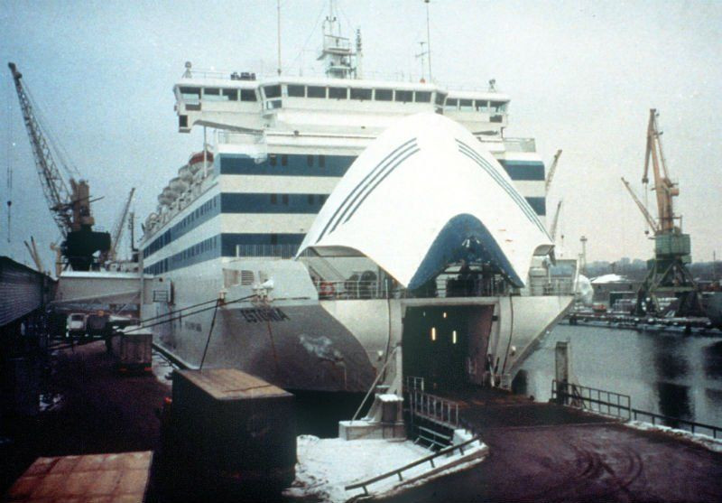 Theo thiết kế, tàu Estonia thuộc loại phà “ro-ro”. Trên tàu thường xuyên tổ chức tiệc buffet kiểu Thụy Điển, nhạc sống, khiêu vũ và tiệc rượu. Còn tàu này cũng cho phép hành khách điều khiển xe hơi của mình chạy dọc con tàu để đi vào ở một đầu và đi ra ở đầu kia.