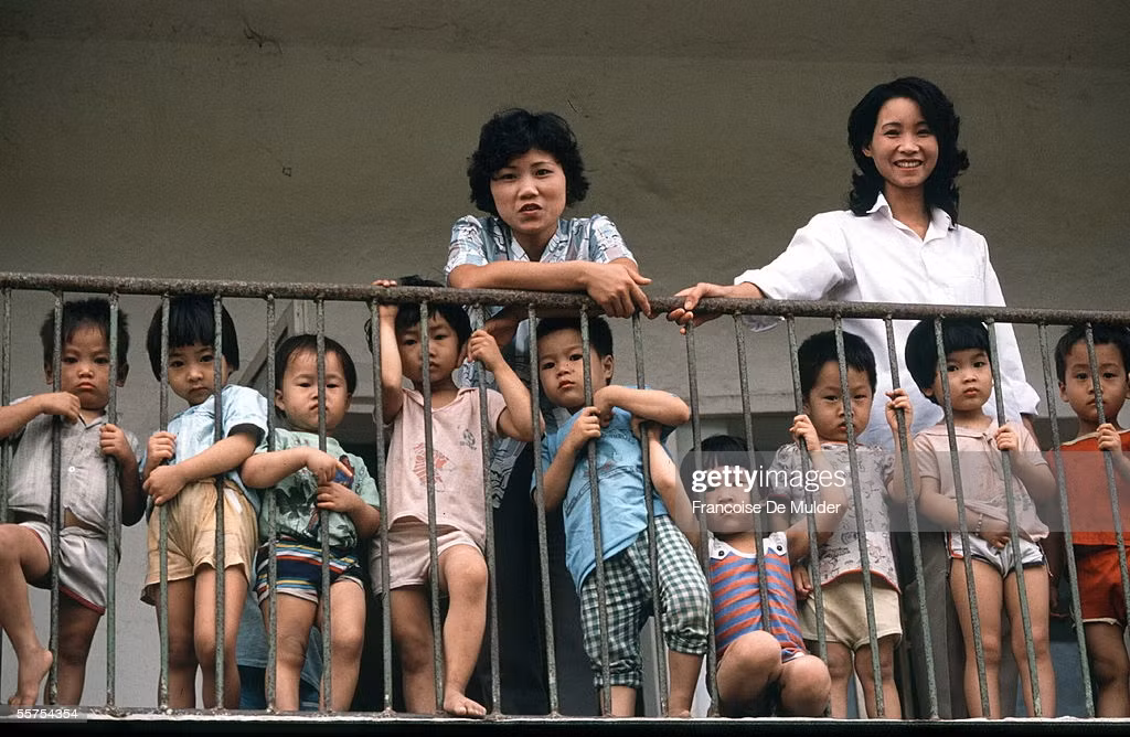 Hai nữ giáo viên trẻ tại một trường mầm non ở Vinh, 1989.