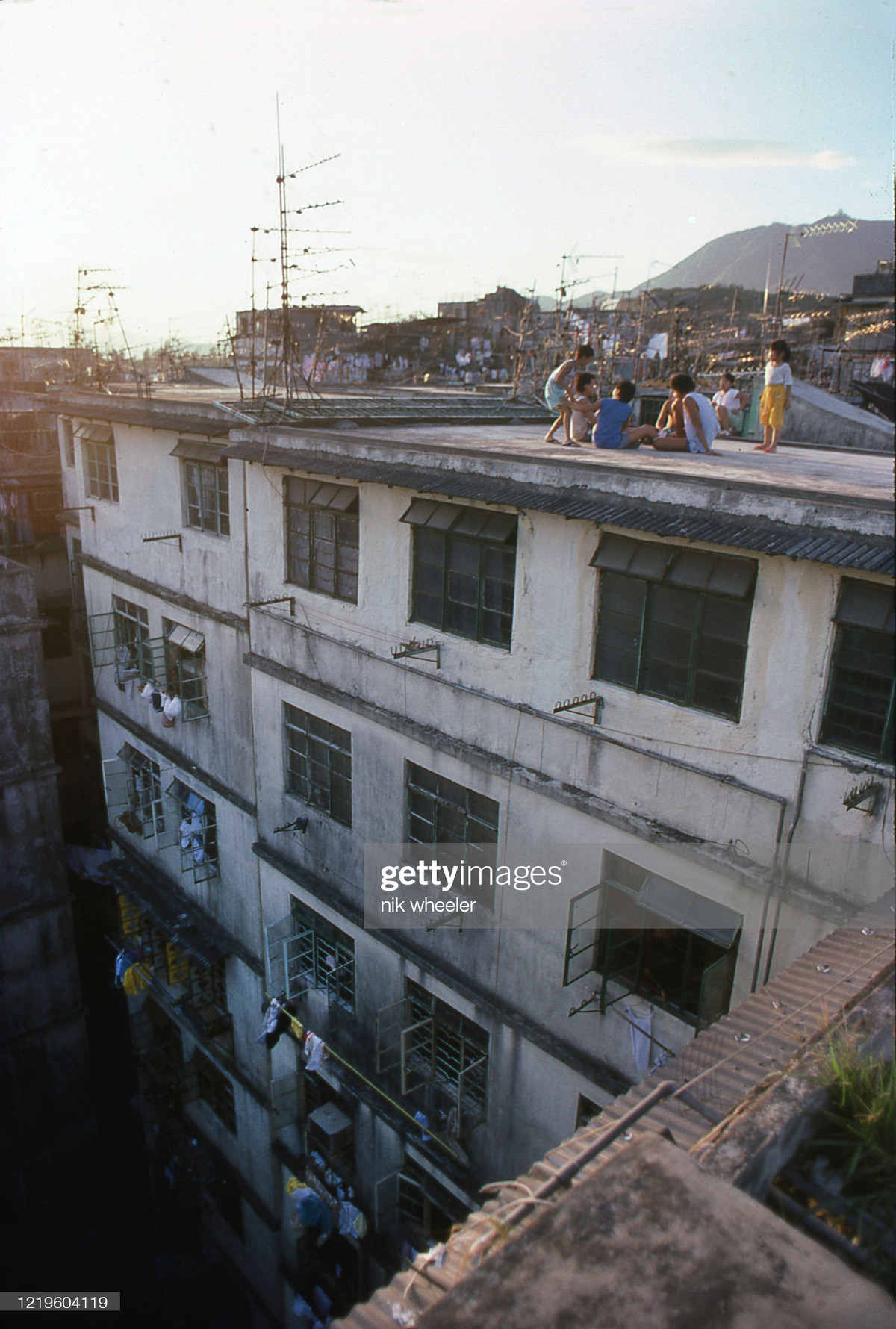 Những đứa trẻ trên sân thượng một tòa nhà ở Thành Trại Cửu Long, khu ổ chuột cao tầng nổi tiếng Hồng Kông, 1979.