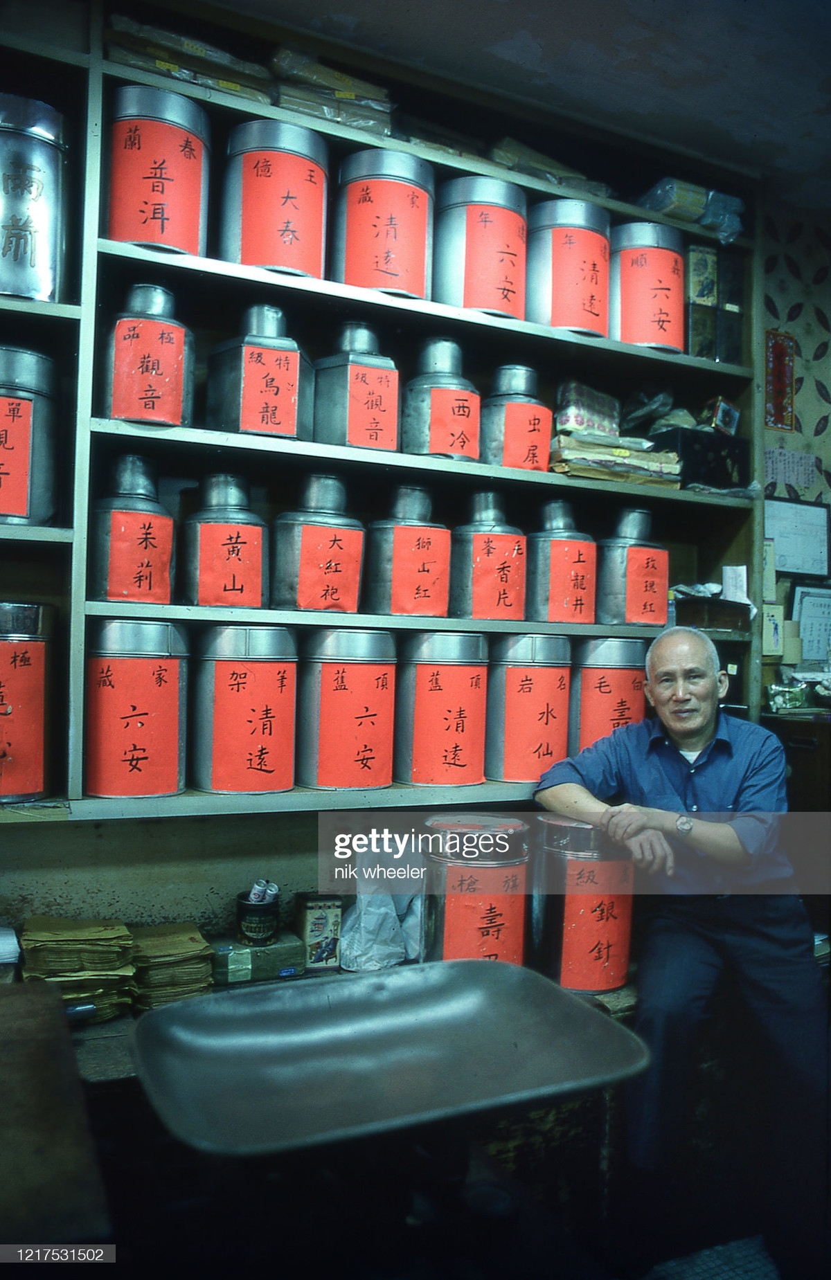 Bên trong một cửa hàng bán trà, 1980.