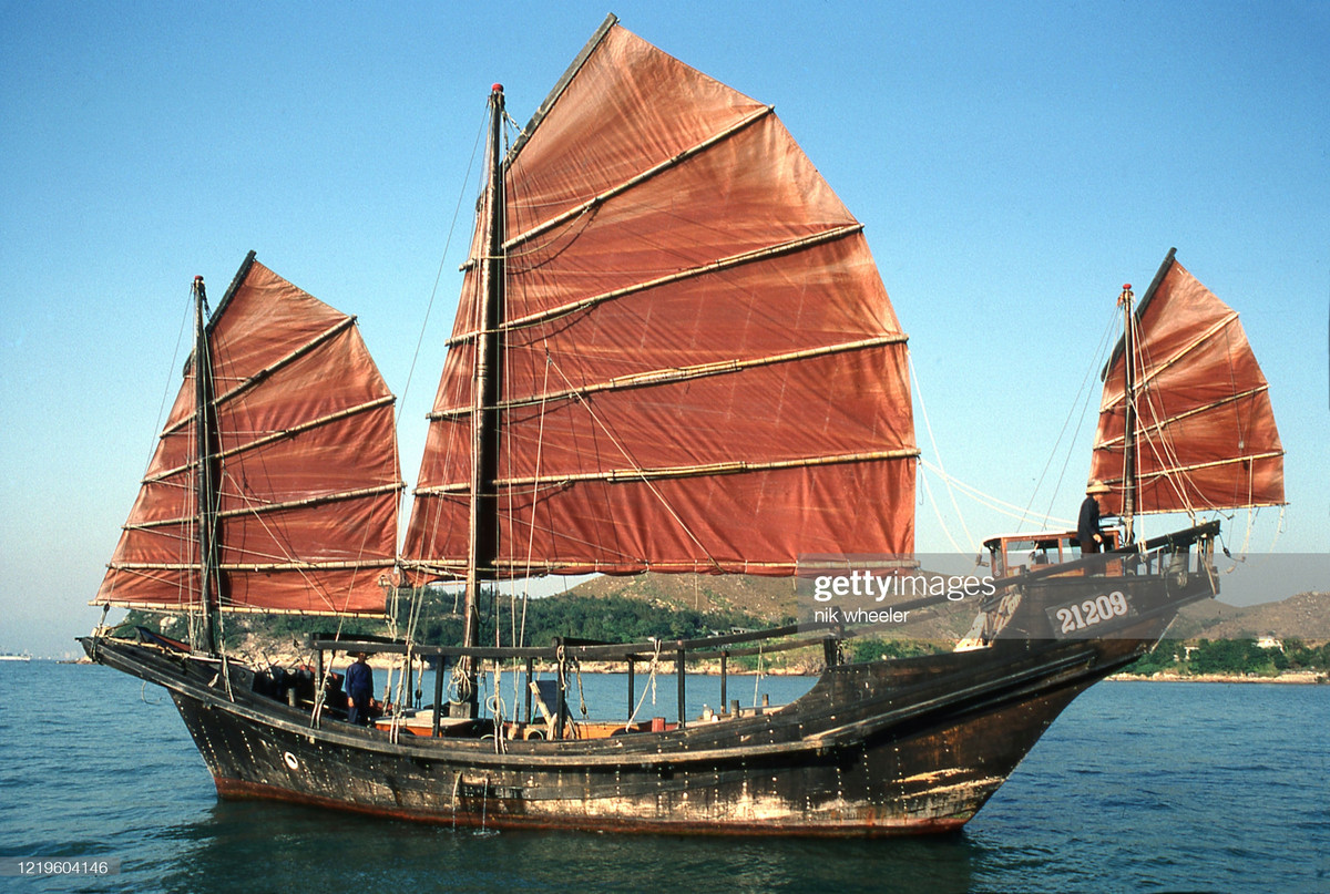 Một con thuyền ba cột buồm truyền thống, được coi là biểu tượng của Hồng Kông, đang đánh cá ngoài khơi vùng lãnh thổ này năm 1979. Ảnh: Nik Wheeler/ Getty Images.