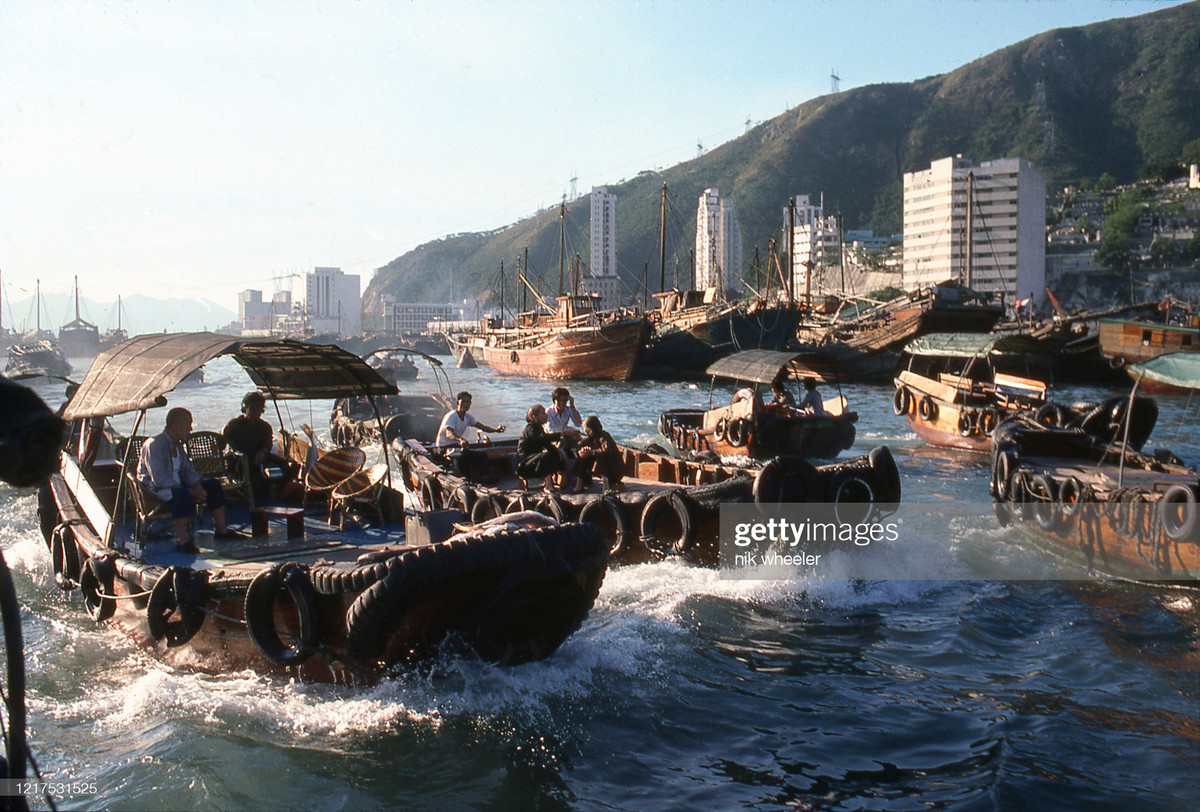 Thuyền tam bản gắn máy đưa khách đến bến đỗ ở cảng Aberdeen, 1979.