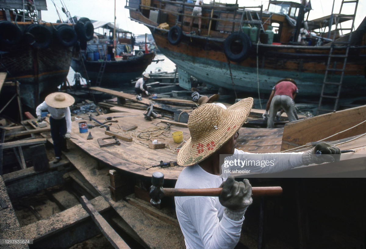 Thợ đóng thuyền hành nghề ở đảo Trường Châu, 1979.