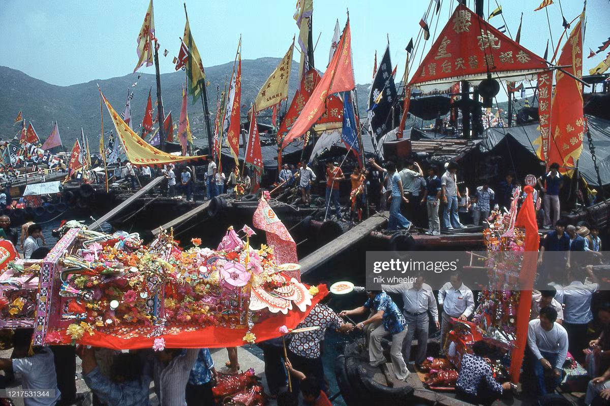 Người hành hương đến đảo Po Toi để tham dự lê hội tôn vinh Bà Thiên Hậu, vị nữ thần biển cả theo quan niệm truyền thống, 1979.