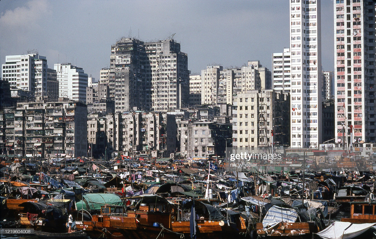 Khu vực bờ sông của quận Du Ma Địa với những chung cư cũ kỹ nằm bên nơi tránh bão chật kín những con tàu cá, khoảng năm 1979.