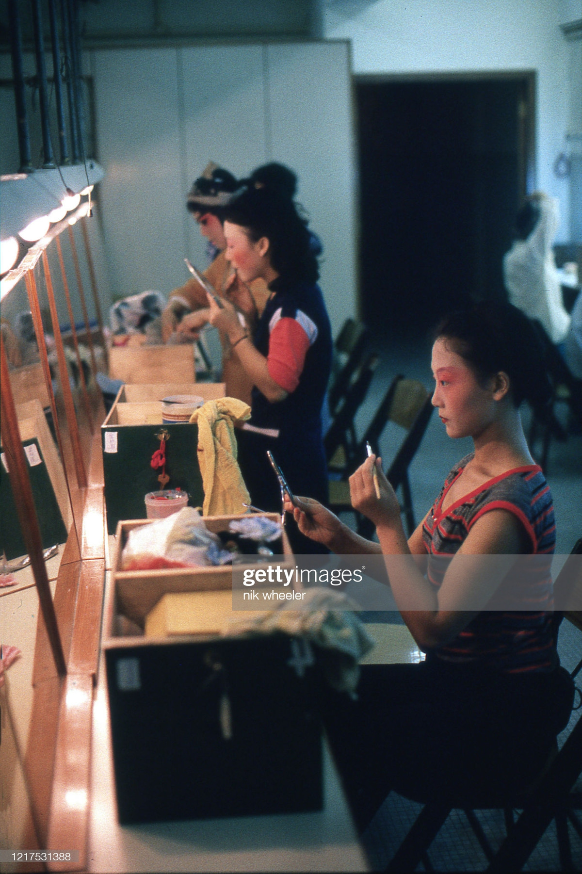 Các diễn viên trang điểm ở hậu trường của một sân khấu kinh kịch, 1985.