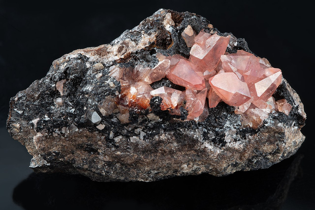 Rhodochrosite là một khoáng vật cacbonat mangan, thường có màu hồng đến nâu nhạt. Ở dạng tinh khiết (hiếm gặp), nó có màu đỏ hồng đặc trưng. Trong ngành chế tác đá quý, khoáng vật này được gọi là đá đào hoa.