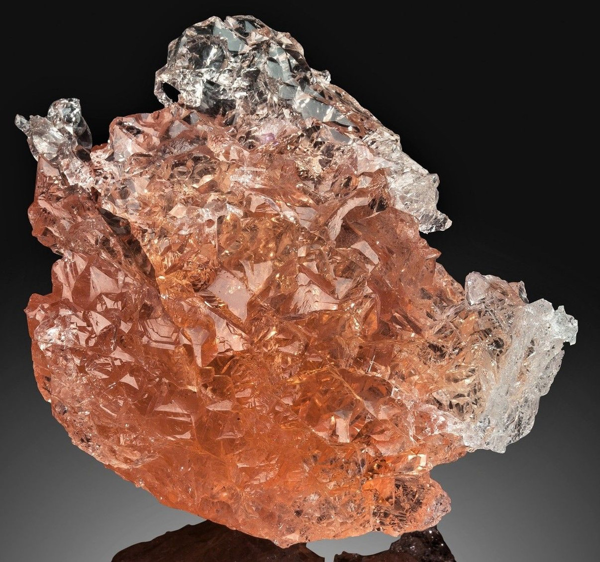 Morganite là một loại beryl mang màu hồng nhờ có thêm cesi hoặc mangan. Khoáng vật này hình thành những tinh thể dạng bản dẹt trong đá pegmatite. Với độ cứng cao, chúng được sử dụng như đá quý.