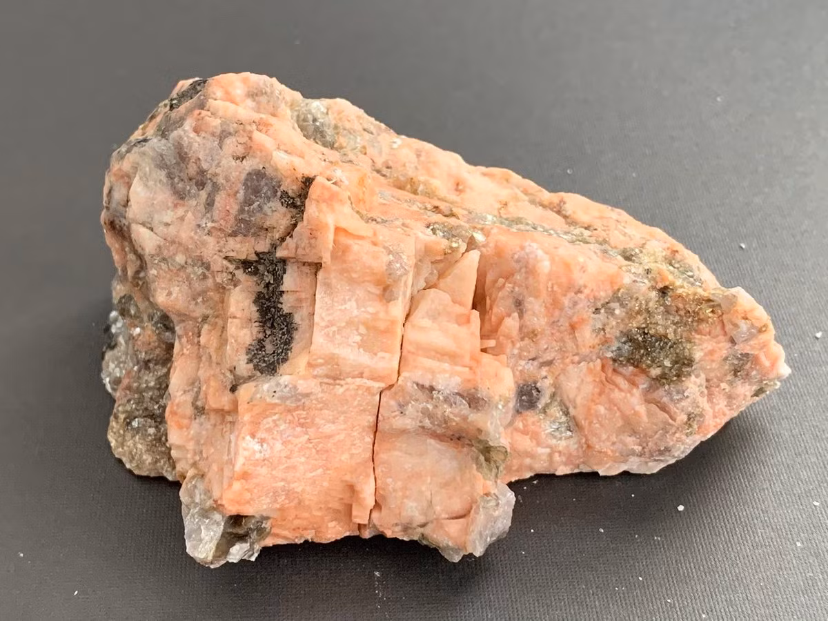 Orthoclase là một khoáng vật thuộc nhóm silicat, là thành phần chính của đá mắcma. Ngoài màu hồng nhạt thường gặp, nó còn có màu trắng, xám, vàng, hồng, hoặc đỏ, hiếm hơn là màu lục.