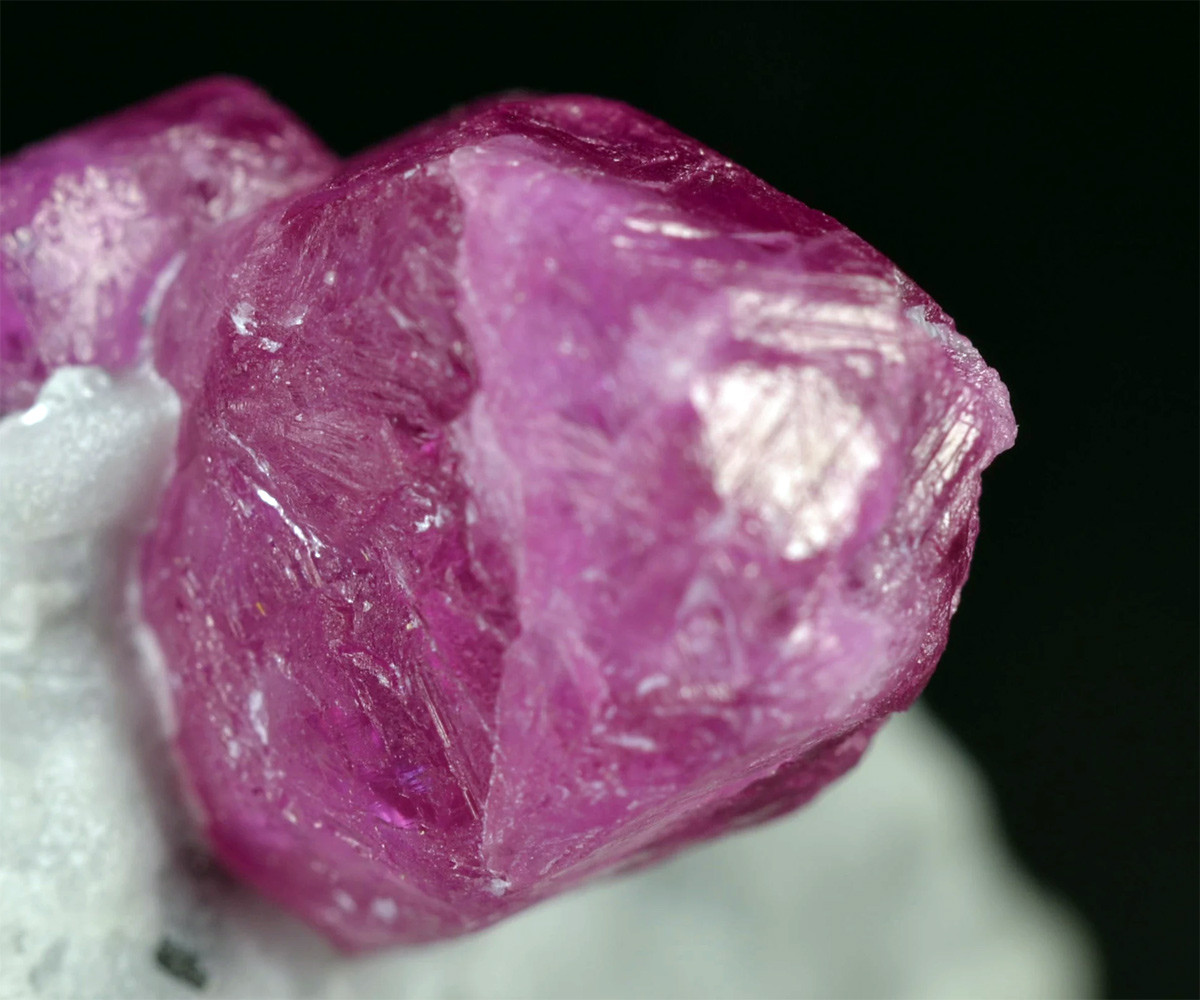 Corundum là ôxit nhôm có độ cứng chỉ xếp sau kim cương. Chúng có nhiều màu khác nhau, riêng loại màu hồng được gọi là hồng ngọc (ruby), một trong những loại đá quý có giá trị cao nhất.