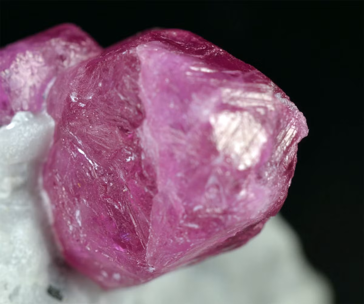 Corundum là ôxit nhôm có độ cứng chỉ xếp sau kim cương. Chúng có nhiều màu khác nhau, riêng loại màu hồng được gọi là hồng ngọc (ruby), một trong những loại đá quý có giá trị cao nhất.