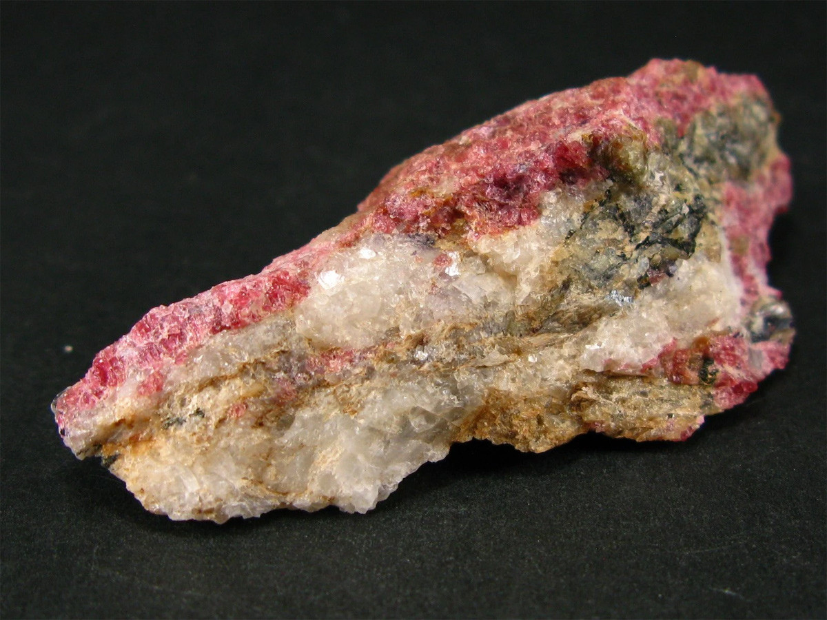 Eudialyte là một khoáng vật xyclosilicat hình thành trong đá lửa kiềm. Khá hiếm, nó được săn lùng như vật phẩm sưu tầm hoặc một loại đá quý.