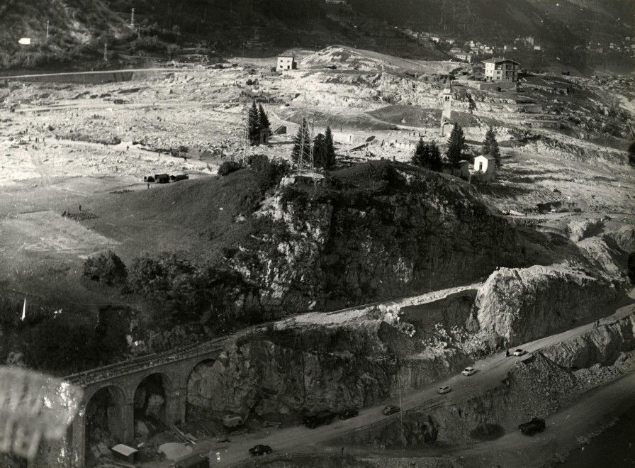 Vụ lở đất mang theo một khối đất đá cực lớn lao xuống hồ chứa. Tác động từ đống đất đá này đã tạo ra một con sóng thần khủng khiếp.