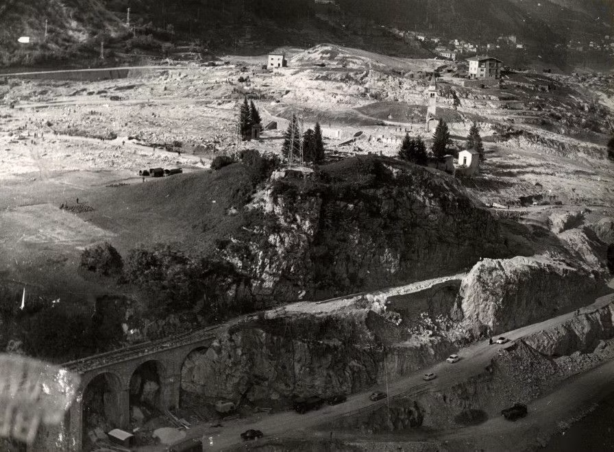 Vụ lở đất mang theo một khối đất đá cực lớn lao xuống hồ chứa. Tác động từ đống đất đá này đã tạo ra một con sóng thần khủng khiếp.